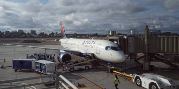 delta-airbus-a220-100-at-sna