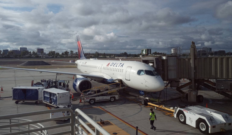 delta-airbus-a220-100-at-sna