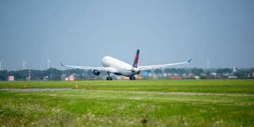 delta-airbus-a330-300-takeoff-at-ams