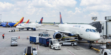 delta-aircraft-at-houston-iah-airport