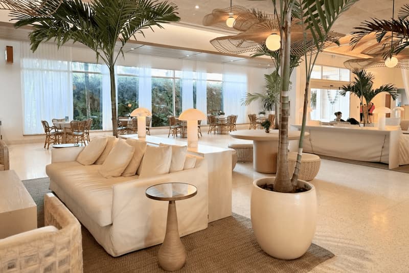 mc-sjuis-lobby-lounge-26289_Classic-Hor