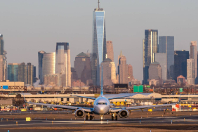 plane-landing-at-laguardia-1