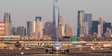 plane-landing-at-laguardia-1