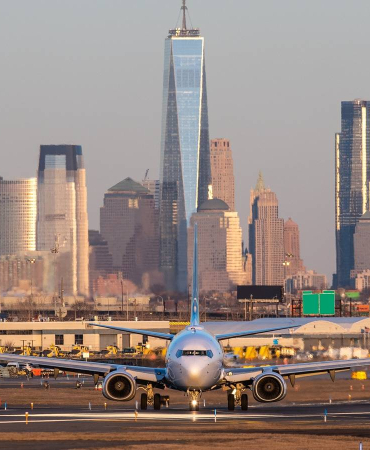 plane-landing-at-laguardia-1