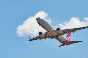 qantas-boeing-737-takeoff-melbourne