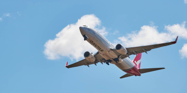 qantas-boeing-737-takeoff-melbourne