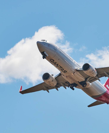 qantas-boeing-737-takeoff-melbourne