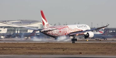 qantas-boeing-787-9-landing