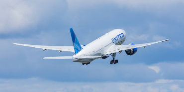 united-airlines-boeing-777-200er-takeoff