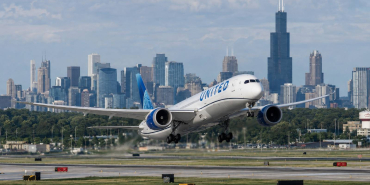 united-airlines-boeing-787-taking-off-at-chicago