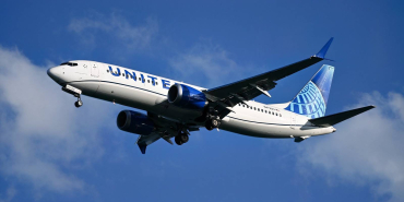 united_airlines_boeing_737-8_max_n47293_on_final_approach_to_boston_oct_2024_2